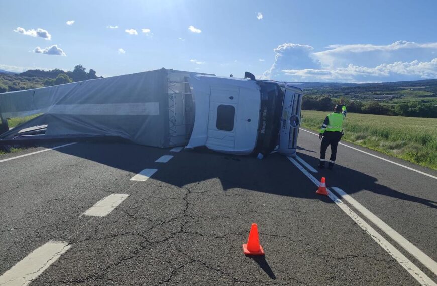 Investiguen al conductor d’un camió accidentat a Tolba per quintuplicar la taxa d’alcoholèmia